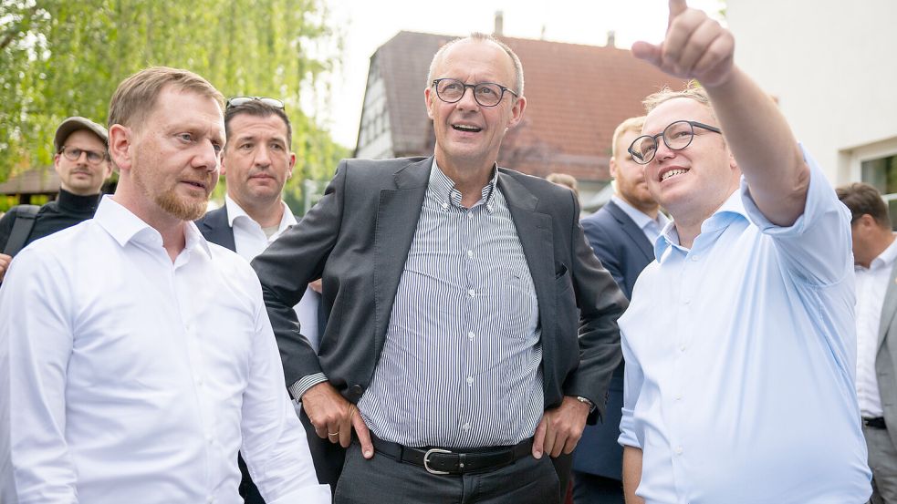 Konservative unter sich: Michael Kretschmer CDU), Ministerpräsident von Sachsen (links), Mario Voigt, Landesvorsitzender der CDU Thüringen (rechts), und der CDU-Bundesvorsitzende Friedrich Merz beim Wahlkampfauftakt für die Landtagswahlen von Thüringen und Sachsen. Foto: IMAGO/Funke Foto Services/Sascha Fromm