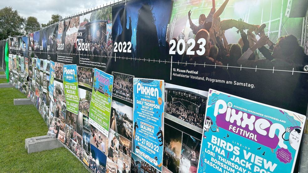 Fotos und Plakate von den vergangenen Festivals im Zeitstrahl sind zu sehen. Foto: Vogt