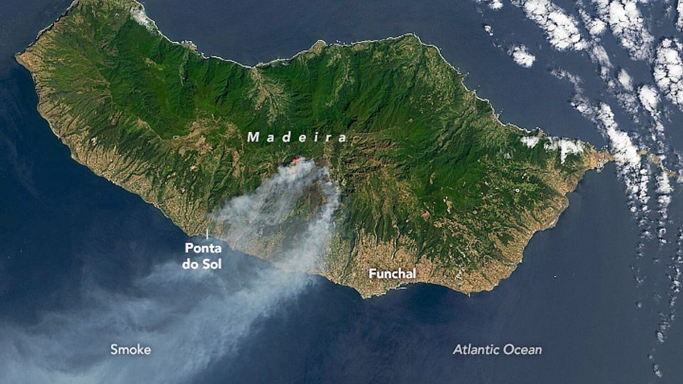 Der Rauch der Waldbrände zieht über die Insel Madeira. Bisher war Portugal in diesem Sommer von größeren Waldbränden verschont geblieben. Foto: Nasa Earth/ZUMA Press Wire/dpa