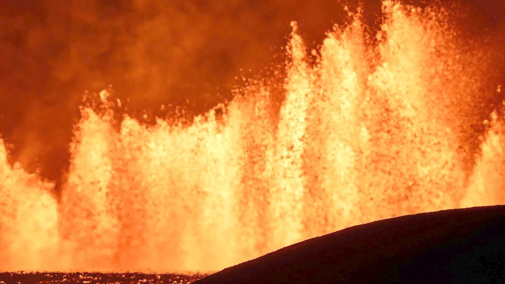 Blick auf Lavafontänen, die aus der neuen Eruptionsspalte am Vulkansystem Svartsengi in Island ausströmen. Foto: Marco di Marco/AP/dpa