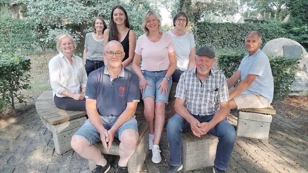 Die Backemoorer (vorne, von links) Menno Bunger (AG Flyer), Bernhard Bünnemeyer (Backemoor Ortsbürgermeister). Mitte v.l. Tomma Goudschaal (Mühlenverein Backemoor), Frauke Weerts (AG Dorfplatz), Silke Bleeker (AG Präsentation), Thorsten Bleeker (Vorsitzender Arbeitskreis „Unser Dorf hat Zukunft“). hinten v.l. Martha Hübner (AG Dorfplatz) und Margret Coordes (AG Dorfplatz) sind auf den Tag der Bereisung durch die Bewertungskommission gut vorbereitet. Foto: Scherzer