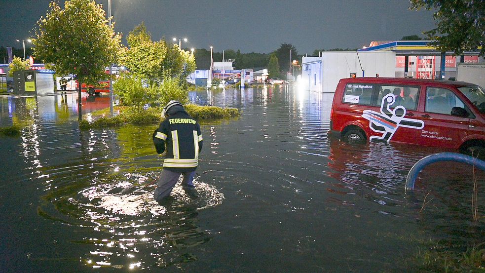 In der Unwetternacht sind in Ostfriesland aufgrund des Starkregens und Hagels zahlreiche Keller und Garagen voll mit Wasser gelaufen. Auch auf Straßen kam es zu Überschwemmungen. Foto: Penning/dpa