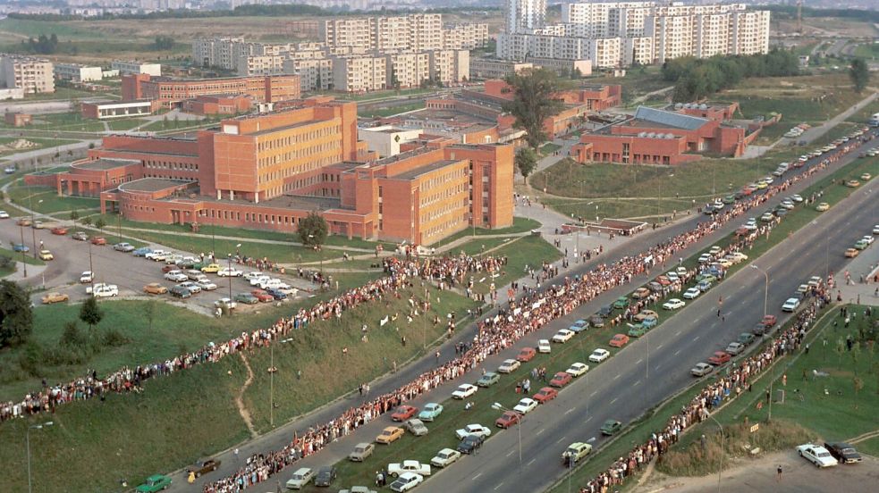 Zwei Millionen Esten, Letten und Litauer reihten sich 1989 in die Menschenkette „Baltischer Weg“ ein. (Archivbild) Foto: A. Sabaliauskas/Tass/dpa