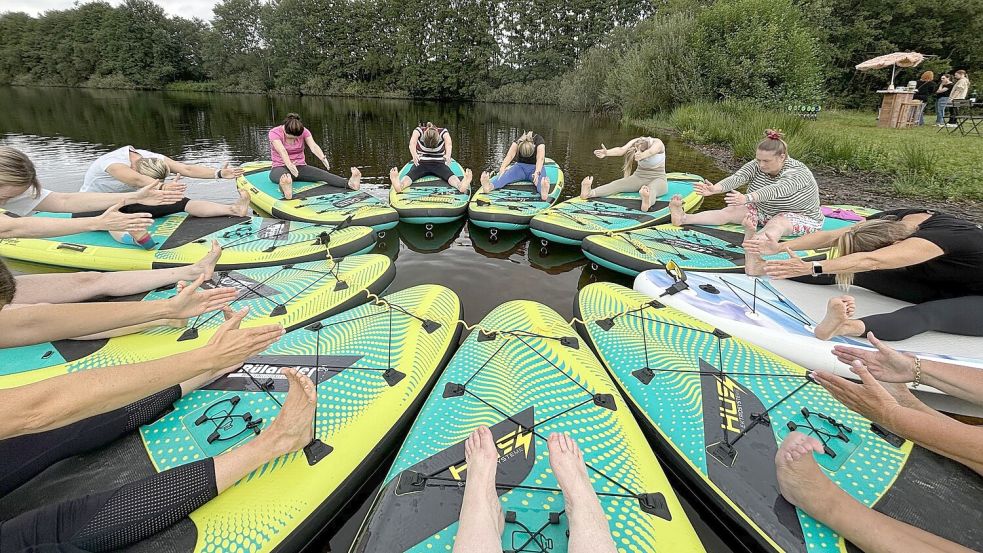 Recken, tief und tiefer: Die Übungen auf dem Board trainieren den ganzen Körper. Foto: Janßen