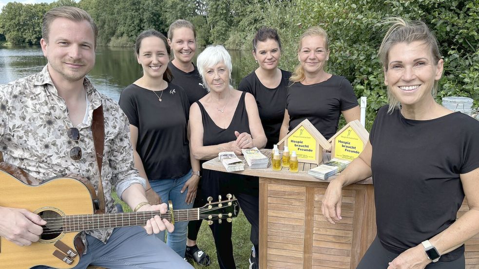 Machten den Tag am See zu einem besonderen Erlebnis (von rechts): Physiotherapeutin Petra Meyer, Andrea Sievers, Petra Hülsebus, Elke Hedke, Kerstin Harms, Tanja Tinnemeyer und Musiker „Frank in Moll“. Foto: Janßen