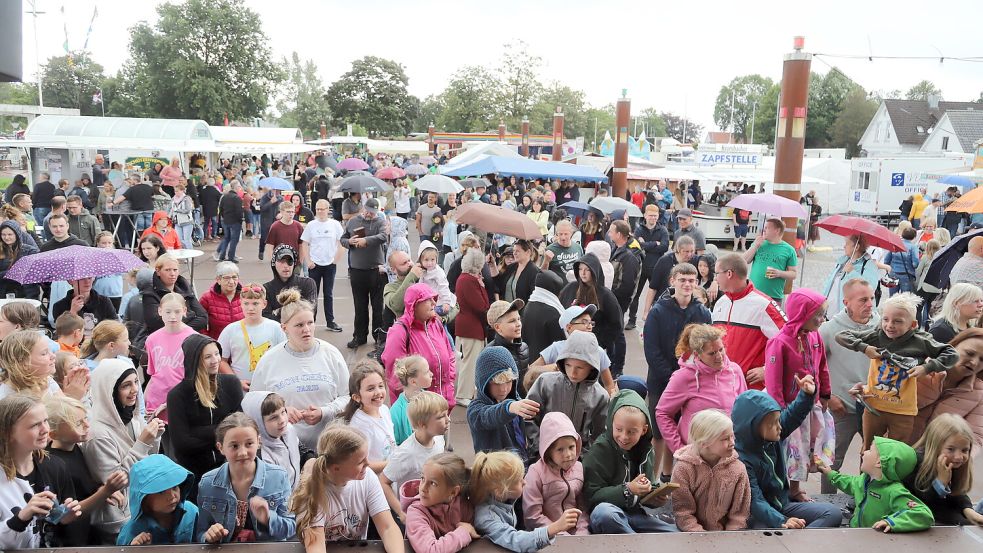 Selbst wenn es regnet, wie hier bei einem der vergangenen Hafenfeste, ist der Platz vor der Bühne stets voll mit Publikum. Archivfoto: Passmann