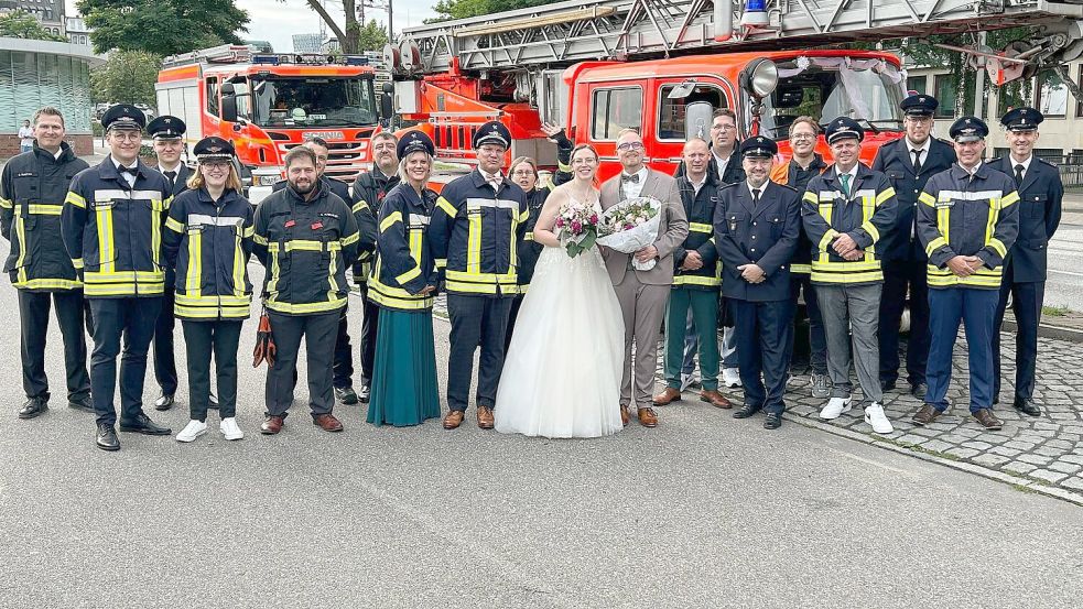 Ihrhover und Hamburger Feuerwehrleute standen Spalier für das frisch vermählte Ehepaar Johanna und Hendrik Wegner. Vierter von rechts ist Holger Schütte, der über den Trip in die Hansestadt berichtet. Foto: privat