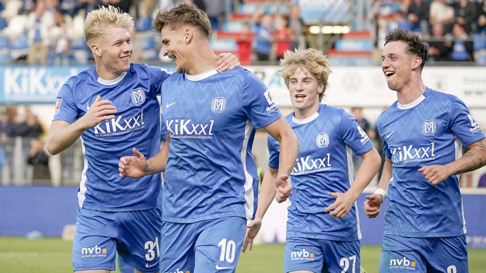 Die Ostfriesen Luca Prasse (links) und Marek Janssen (Mitte) trafen jeweils beim 5:0-Sieg des SV Meppen gegen den Bremer SV. Foto: Imago