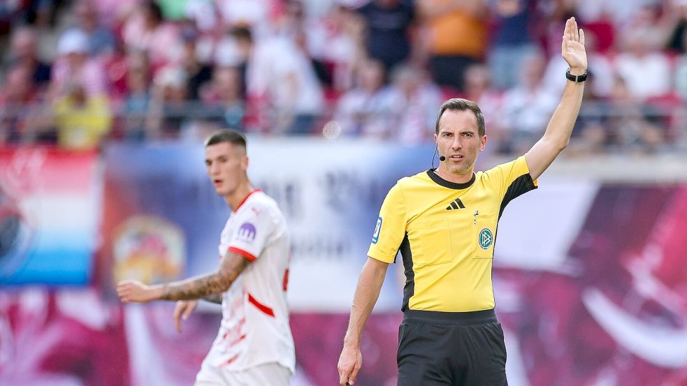 Abseits! Das Tor von Benjamin Sesko für RB Leipzig zählte zurecht nicht, Schiedsrichter Benjamin Brand verwehrte die Anerkennung. Foto: Jan Woitas/dpa