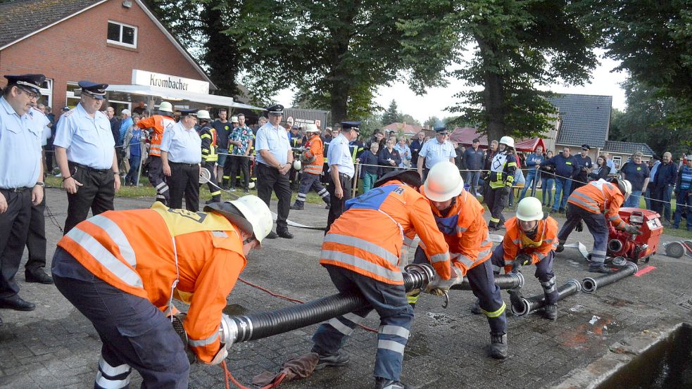 Schnelligkeit war bei den Feuerwehrleuten gefragt. Viele Zuschauer verfolgten den Wettbewerb. Foto: Weers