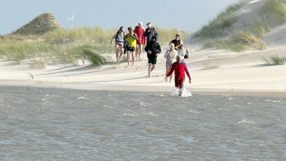 Mitglieder der DLRG in Kälteschutzanzügen führten die Wanderer durch das Hochwasser in Sicherheit. Foto: Feuerwehr