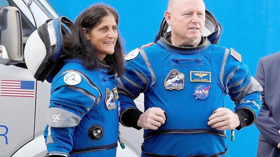 Die Nasa-Astronauten Suni Williams und Barry Wilmore bleiben länger im All Foto: John Raoux/AP/dpa