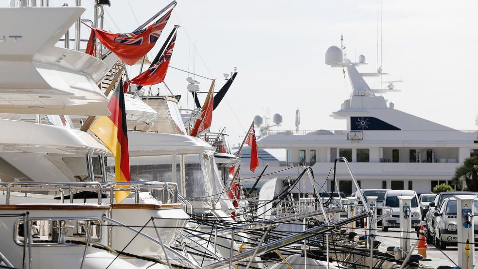 Eine Motorjacht unter deutscher Flagge ist nach Polizeiangaben in einen tödlichen Unfall auf See verwickelt. (Symbolbild) Foto: Clara Margais/dpa