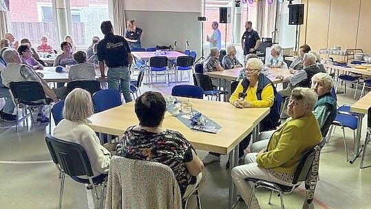 In der Mehrzweckhalle gibt es Tee und Kuchen. Foto: Ammermann