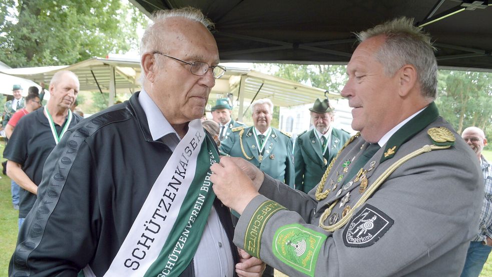 Karl-Gerhard Laaken (rechts), Präsident des Kreisverbandes „Bund der Overledinger Schützen“, legte dem neuen Kaiser Alfons Platt die entsprechende Schärpe um und heftete ihm den Orden an Revers.