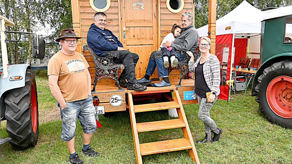 Beim Oldtimertreffen in Veenhusen herrscht gute Laune. Foto: Stromann