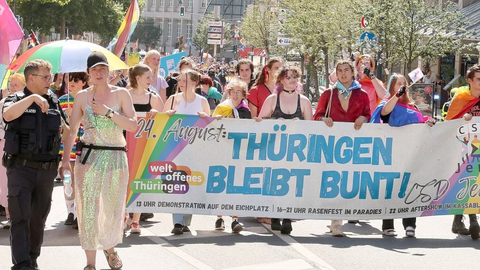 Unter dem Motto „Thüringen bleibt bunt!“ gingen viele Menschen beim CSD auf die Straße. Foto: Bodo Schackow/dpa