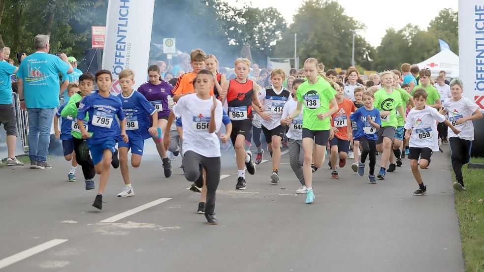 Die Schüler liefen nach dem Startschuss über die 1,8 Kilometer hoch motiviert los. Fotos. Passmann