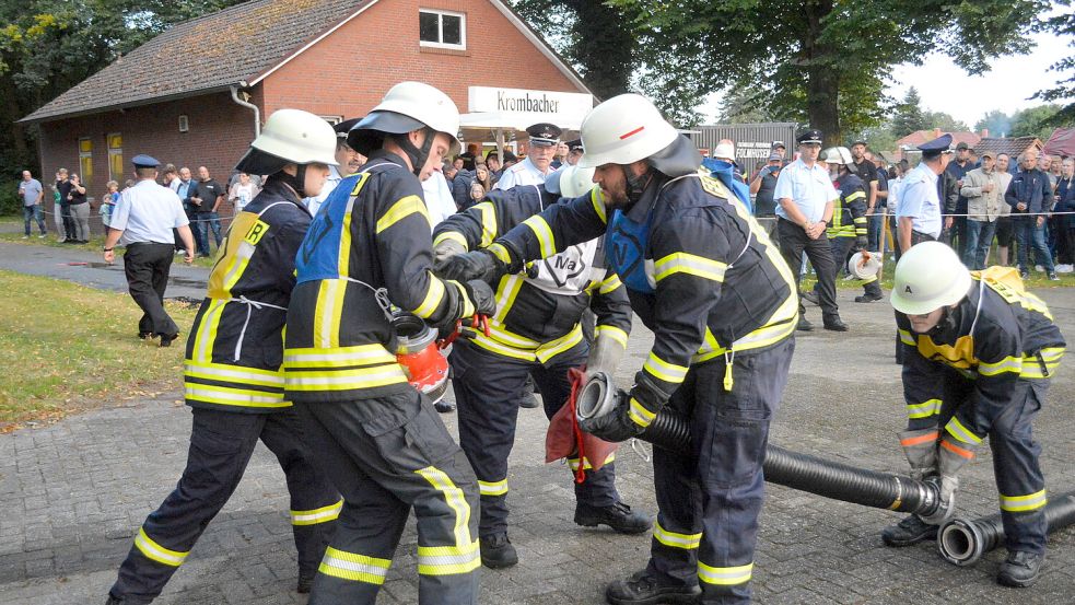 Teamarbeit war beim Schnelligkeitswettbewerb der Feuerwehren in Folmhusen gefragt. Foto: Weers