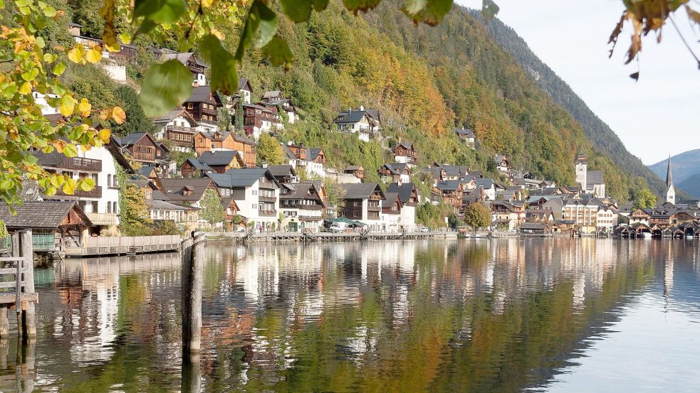 Ein Touristenmagnet: das idyllische Hallstatt am Hallstättersee. (Archivbild) Foto: Andreas Drouve/dpa-tmn