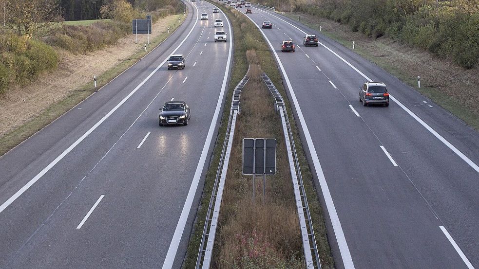 Der Verkehr fließt auf einer Autobahn. Auch wenn man Personen auf einer Brücke sieht, sollte man unbedingt Ruhe bewahren. Symbolfoto: Pixabay