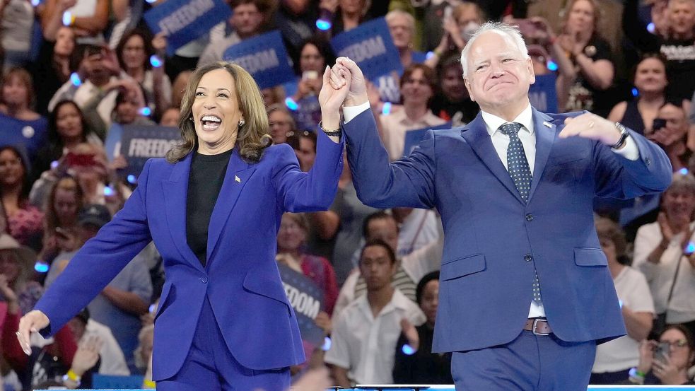 Erstmals seit ihrer Nominierung als demokratisches Kandidatenduo für die Präsidentenwahl wollen Kamala Harris und Tim Walz ein Interview geben. (Archivbild) Foto: Jacquelyn Martin/AP