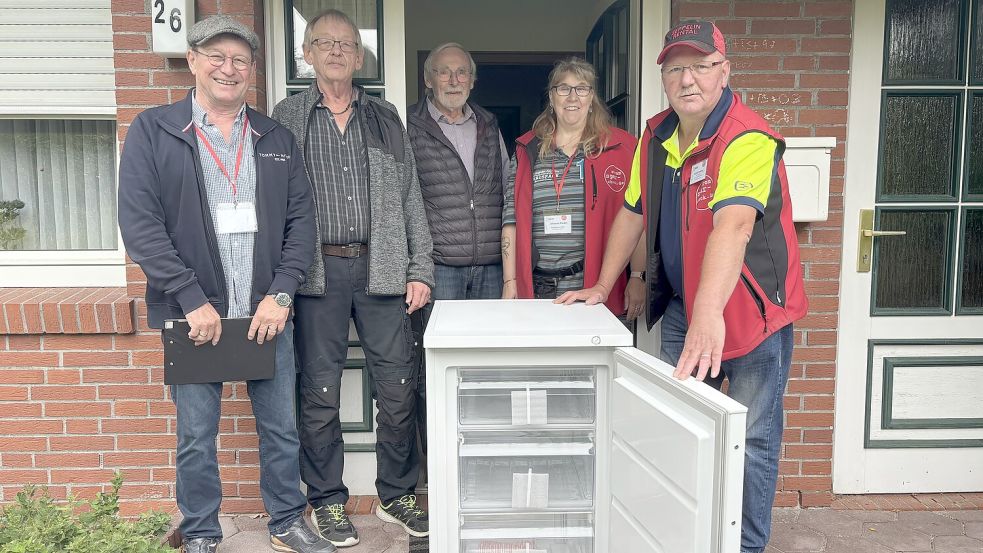 (Von links) Hans Kremer, Gerfried Harms, Manfred Müller, Johanna Riedel und Günter Drieling bei der Übergabe des neuen Kühlschranks. Foto: Spindler