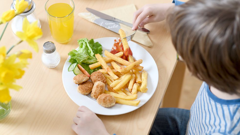 Um den Rechnungsbetrag möglichst kleinzuhalten – und bei überschaubarem Hunger –, bestellen auch Erwachsene die Gerichte von der Kinderkarte. Doch nicht alle Restaurants erlauben das. Foto: dpa/Tobias Hase