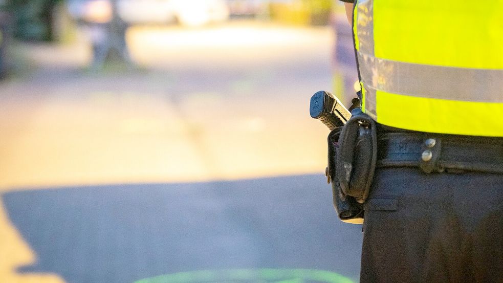 Die Polizei in Duisburg ermittelt nach tödlichen Polizeischüssen auf einen 26-Jährigen in Moers. Der Mann soll Polizisten mit Messern in den Händen angegriffen haben. Foto: Benjamin Westhoff/dpa