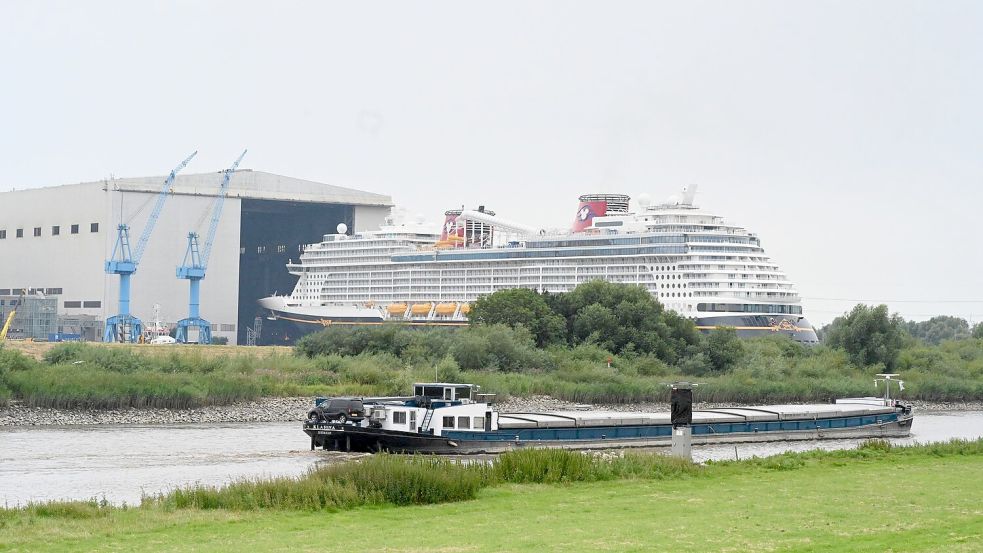 Die traditionsreiche Meyer Werft braucht dringend Geld, um eine Insolvenz zu verhindern. (Archivbild) Foto: Lars Penning/dpa