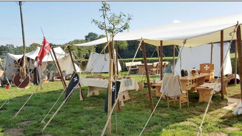 Die Hospitaliter schlagen im Klostergarten Bokelesch ihre Zelt auf. Foto: privat