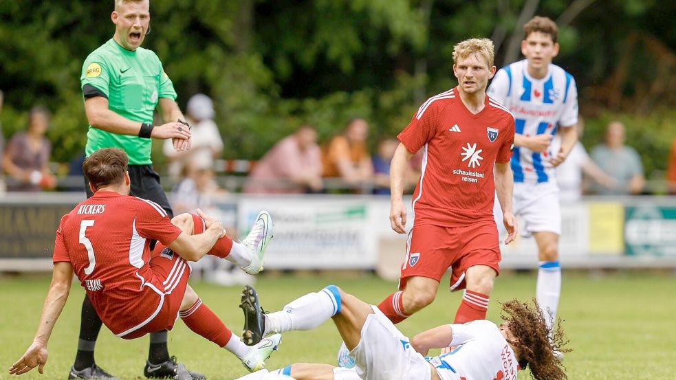 Bei diesem Zweikampf des Testspiels gegen Heerenveen im Sommer 2023 erlitt Efkan Erdogan den Kreuzbandriss, der ihn bei Kickers Emden stoppte. Selbst den Schiedsrichter (Hintergrund) schockte diese Aktion ganz offenbar. Foto: Imago