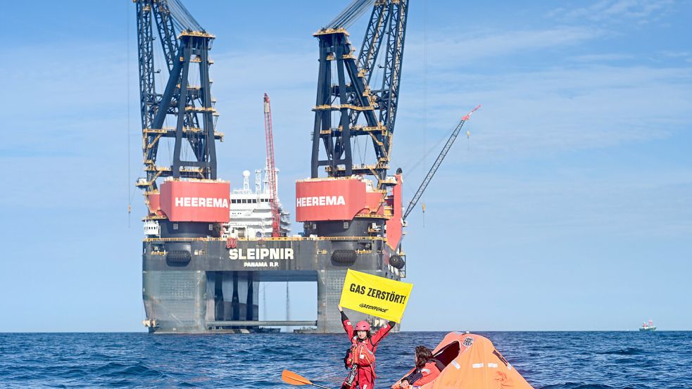 Protest gegen die Erdgasförderung vor Borkum: Ein Stromkabel zur Plattform darf vorerst nicht verlegt werden, hat ein Gericht entschieden. Foto: Penning/DPA/Archiv