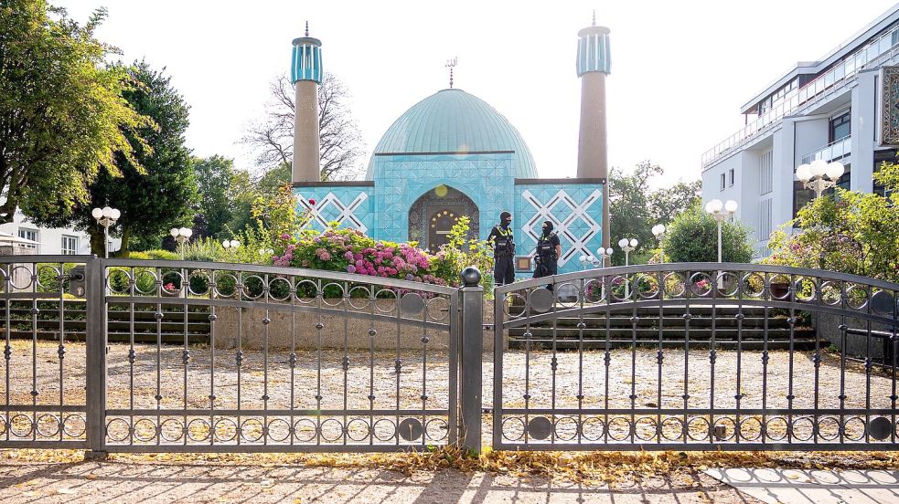 Seit dem Verbot des IZH ist auch die Blaue Moschee an der Hamburger Außenalster geschlossen. (Archivbild) Foto: Daniel Bockwoldt/dpa