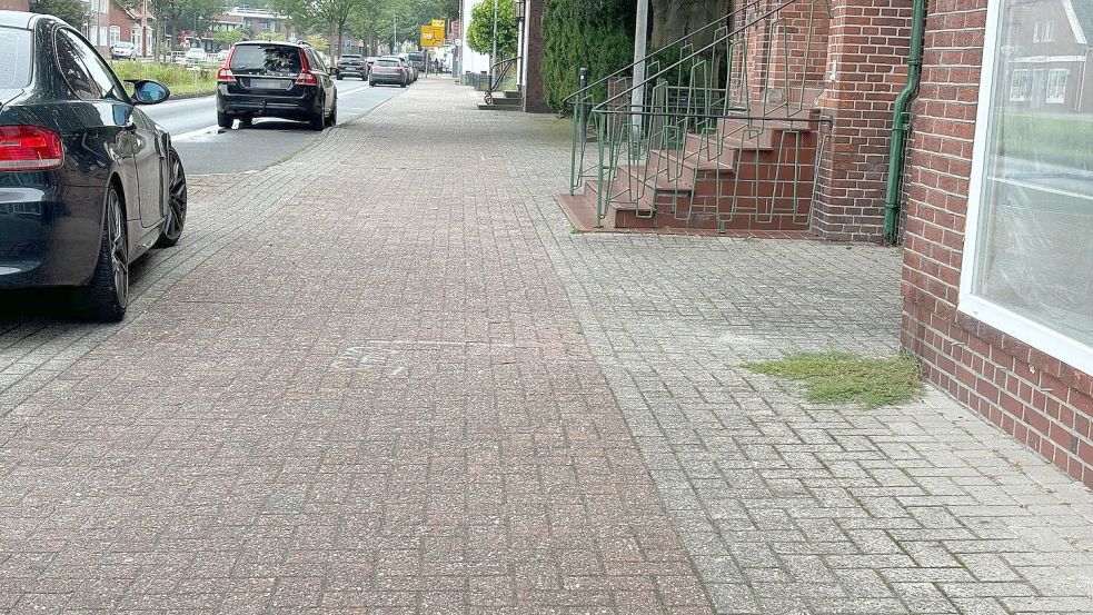 Das Parken mit den Reifen auf Geh- und Radwegen ist verboten und verringert zusätzlich den bereits begrenzten Platz am Untenende. Foto: Kruse