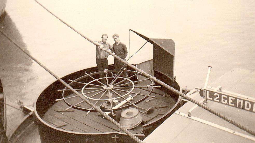 Matrose Gerd Pauw (links) und Jürgen Beckmann am Steuer des Schiffes. Fotos: Beckmann