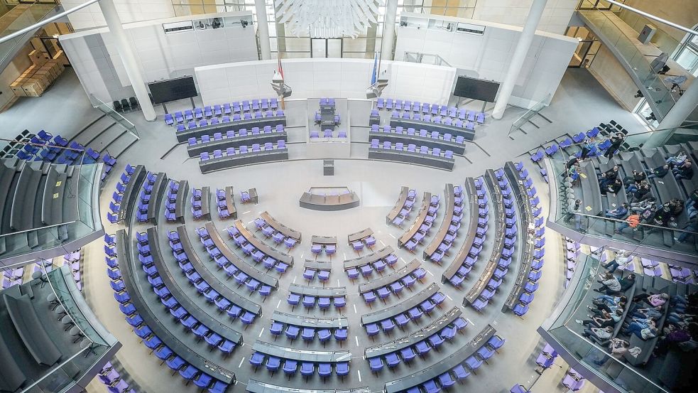 Im September füllt sich wieder das Plenum im Bundestag. (Archivbild) Foto: Kay Nietfeld/dpa