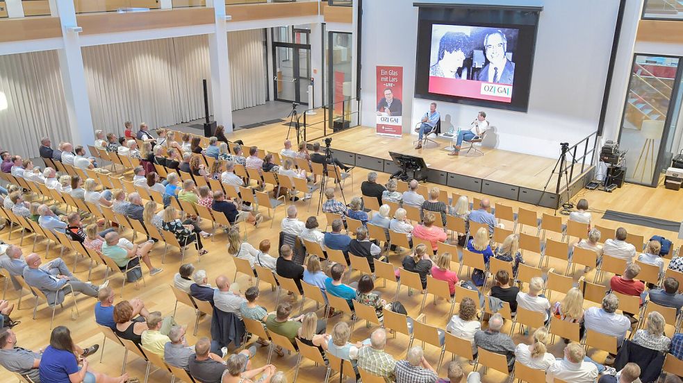 Im Sparkassenforum hörten die Zuschauer den beiden Männern gespannt zu. Foto: Ortgies