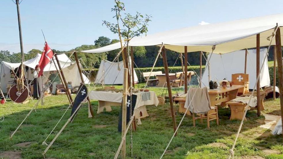 Die Hospitaliter schlagen im Klostergarten Bokelesch ihre Zelt auf. Foto: privat