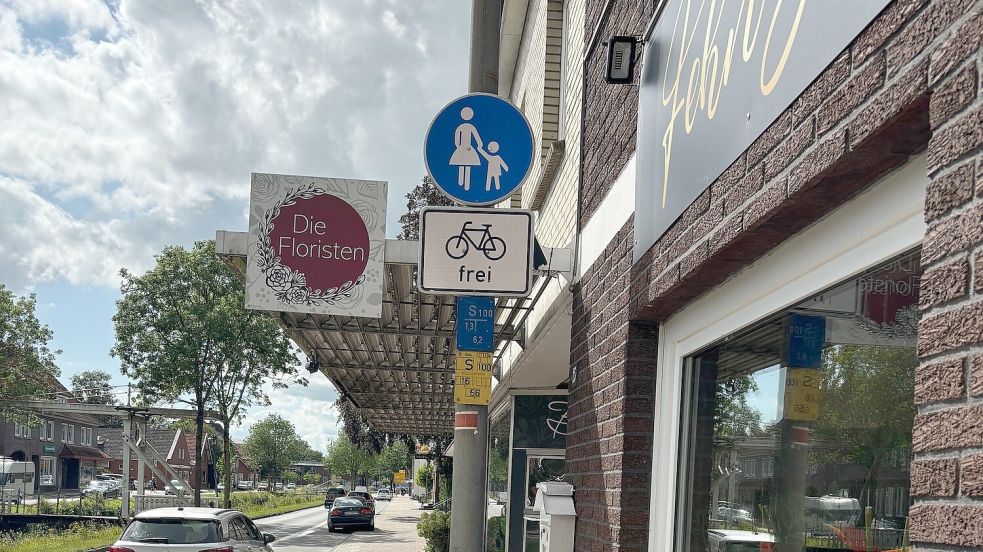 Das Zusatzzeichen "Radverkehr frei" auf dem Gehweg am Untenende in Westrhauderfehn sollte entfernt werden, meint ein Leser. Radfahrer sollten die Straße befahren. Foto: Kruse