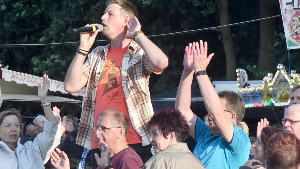 Karsten Fugel legt nicht nur auf, er hat auch beim Saterland Open Air moderiert. Archivfoto: Hellmers