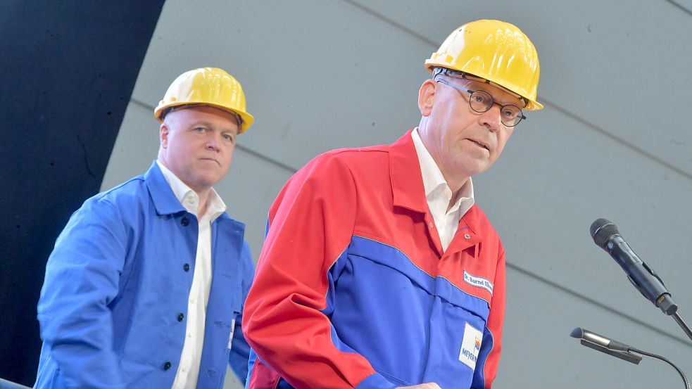 Beim Festakt am Donnerstag vor einer Woche war die Stimmung ungetrübt: Meyer-CEO Bernd Eikens (rechts) und Sanierer Ralf Schmitz sprachen beim Besuch von Bundeskanzler Olaf Scholz zu der Belegschaft. Foto: Ortgies