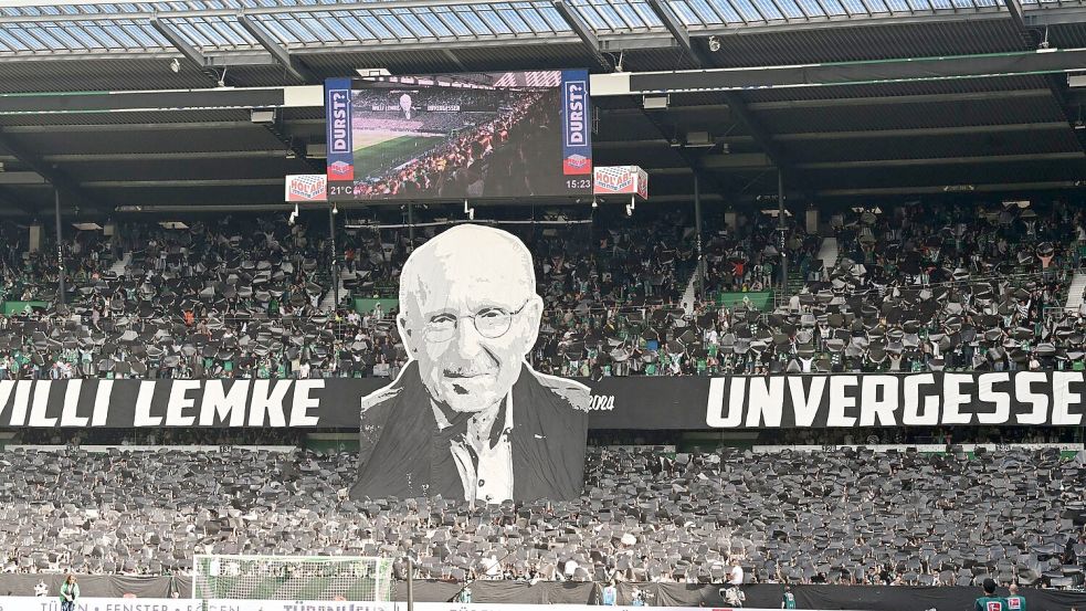 Die Werder-Fans erinnern vor dem Spiel gegen Borussia Dortmund an den verstorbenen Ex-Manager Willi Lemke. Foto: Carmen Jaspersen/dpa