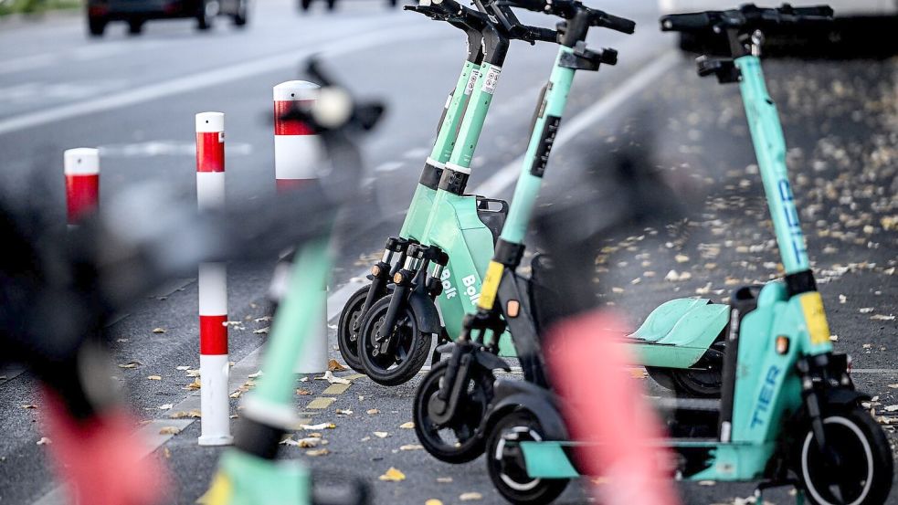 Vielen gelten die Scooter als Ärgernis, weil Nutzer sie nicht richtig parken (Archivbild). Foto: Britta Pedersen/dpa