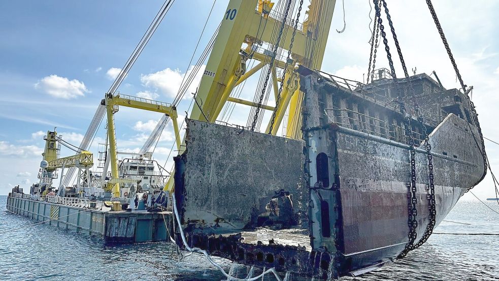 Ein Schwimmkran hat am Freitag das Heck der „Verity“ geborgen. Foto: MARINE CONSULTANTS GmbH/WSV/dpa