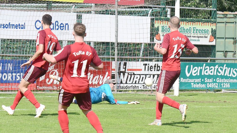 Der gut aufspielende Towart Dennis Kastendieck kann das 0:1 nicht verhindern. Foto: Damm