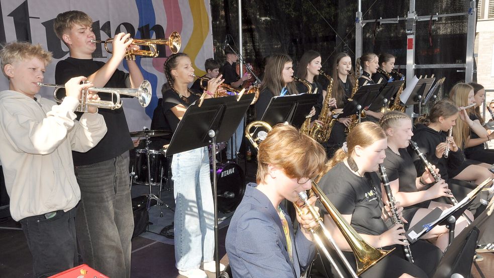 Musiker treten auf den Bühnen auf. Foto: Wolters