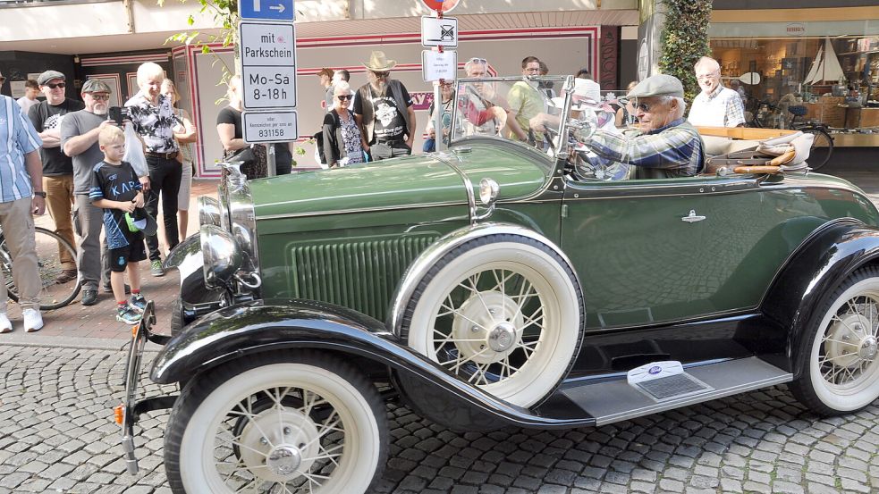 Amerikanische Autos rollten in Leer vor. Foto: Wolters