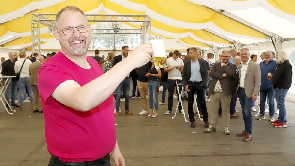 Saterlands Bürgermeister Thomas Otto prostet den Besuchern und Gästen zu und eröffnete damit den Krammarkt Ramsloh. Foto: Passmann