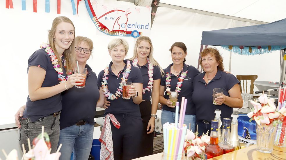 Diese Frauen servieren beim Stand des Reit- und Fahrvereins Saterland leckere Cocktails.